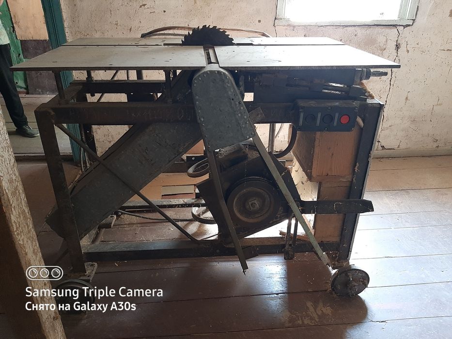 Продам станок деревообрабатывающий.