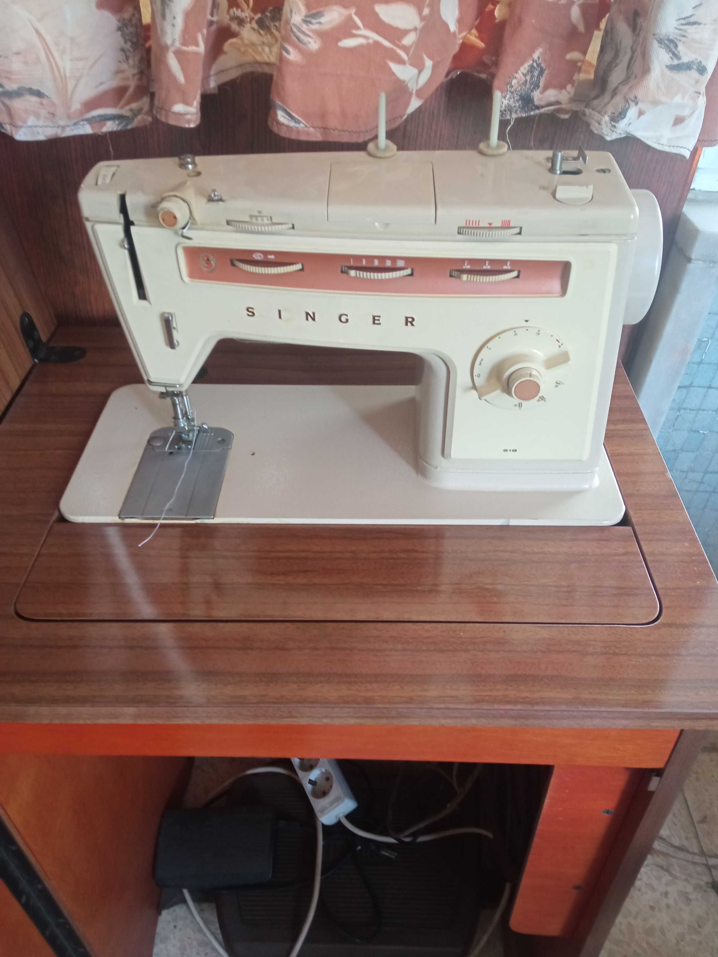 Máquina de costura Singer 518 com móvel