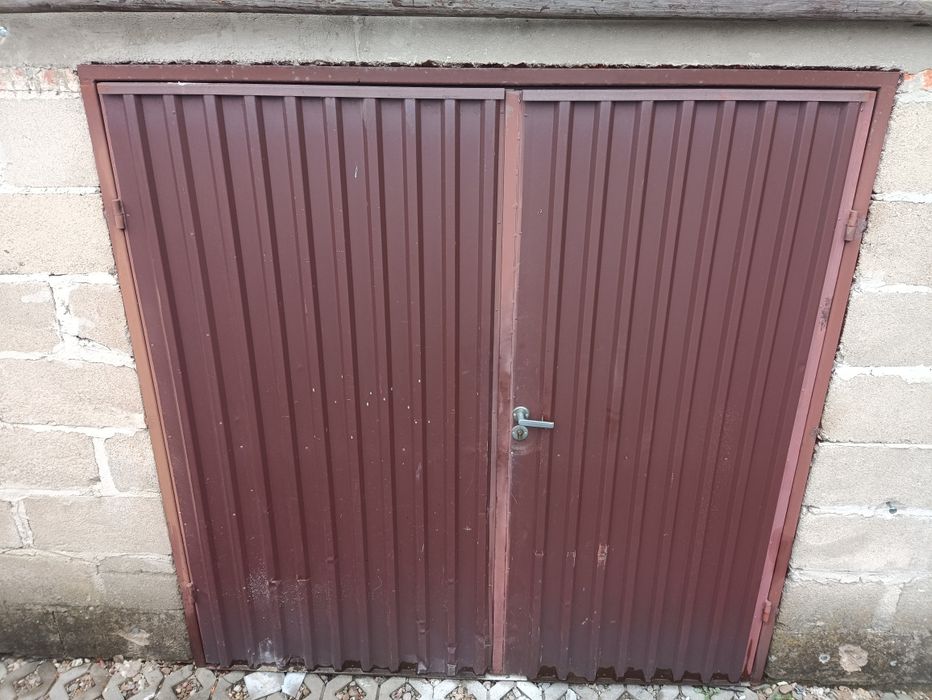 Drzwi garażowe dwuskrzydłowe