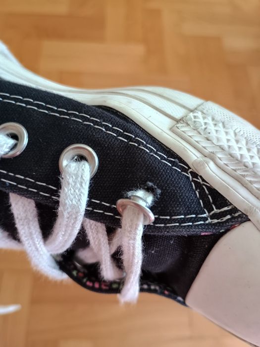 converse z naszywkami