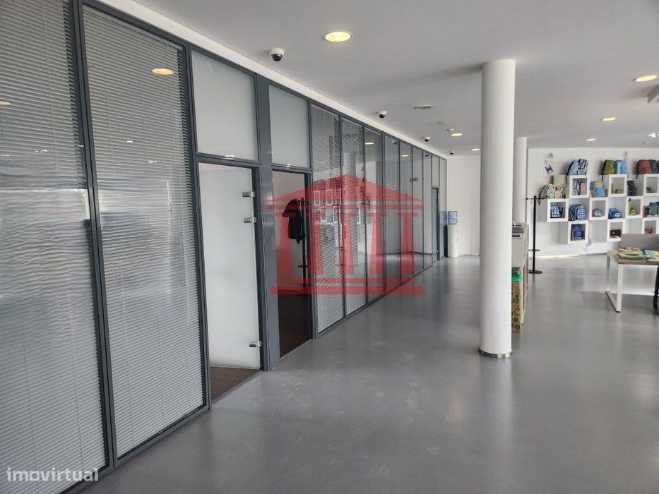 Loja Com 2.300 M2 De Área