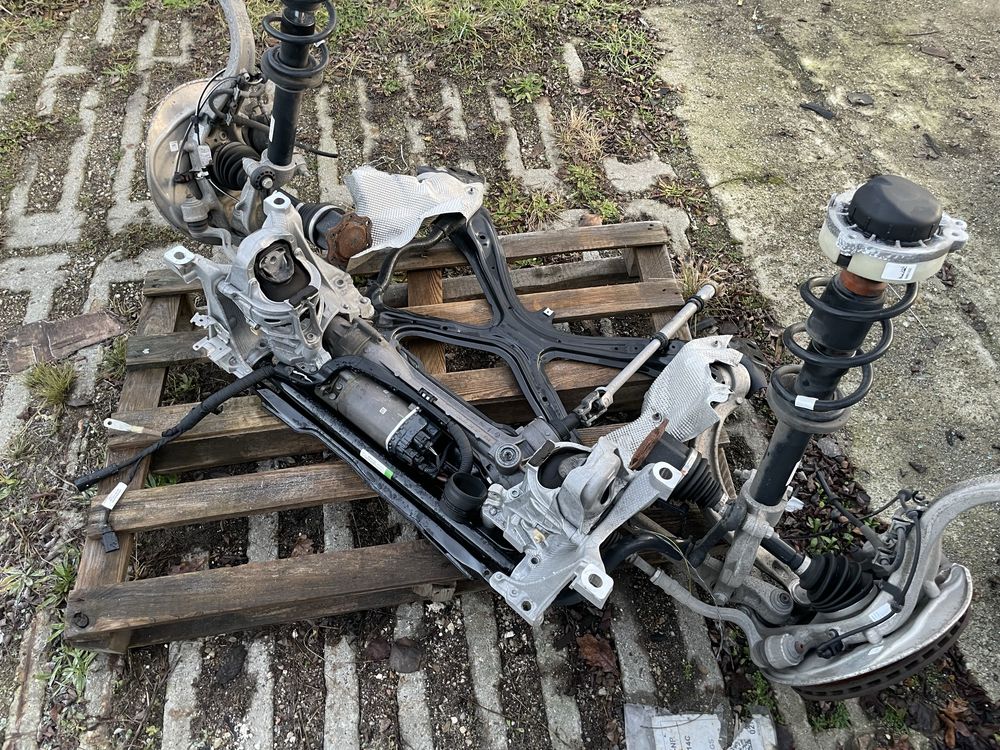 Audi A4 B9 A5 F5 Zawieszenie przód przednie sanki mcpherson zwrotnica