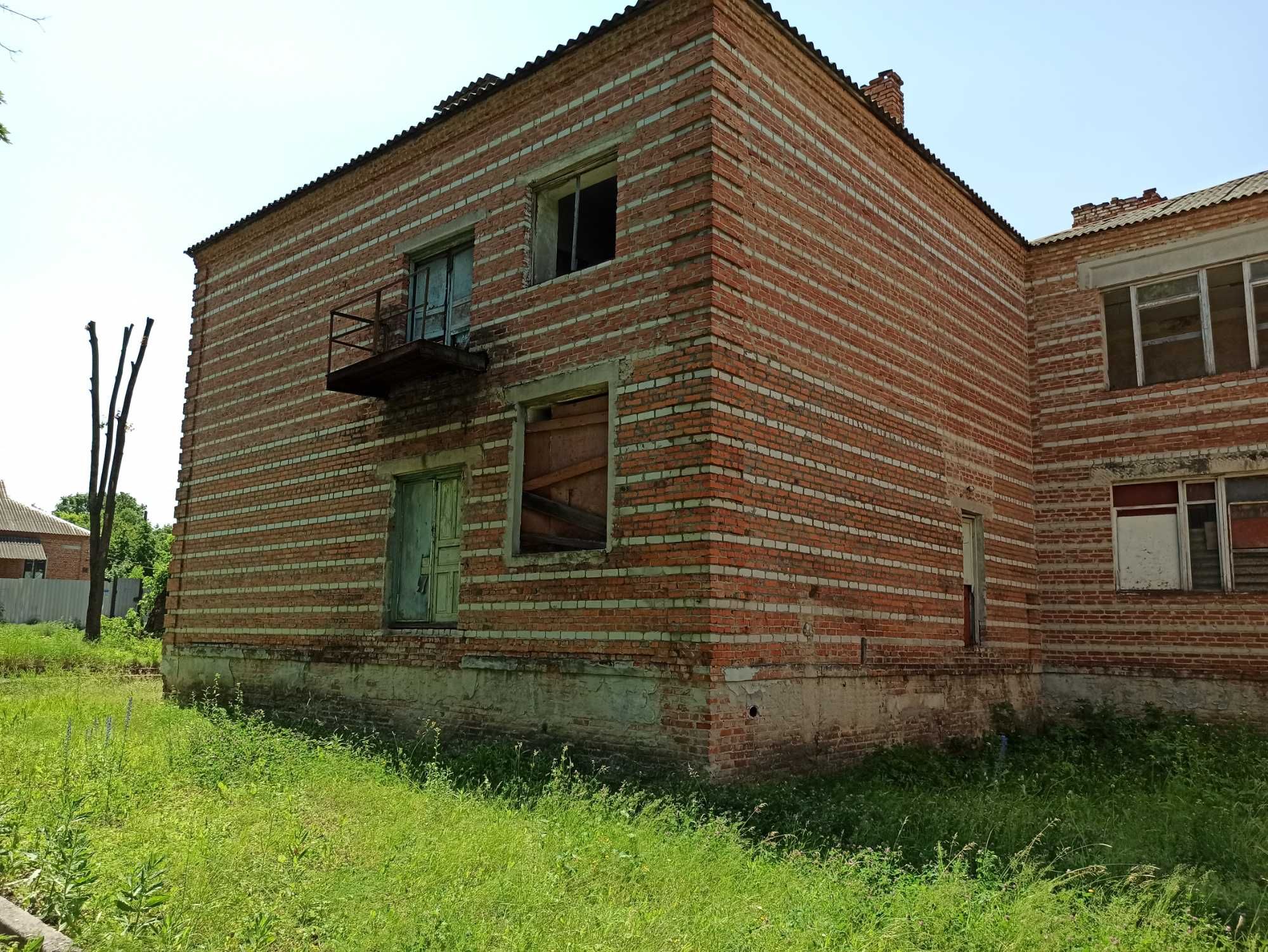 Продам нежитлову будівлю площею 2038,7 кв.м. на ділянці кат. 03.10