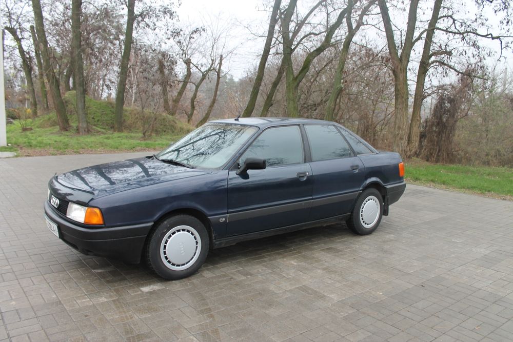 Audi 80        .