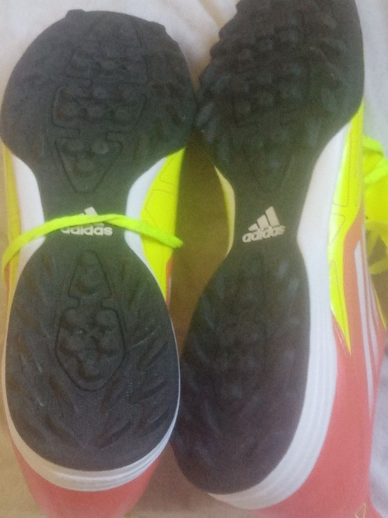 Tenir adidas 46 com piso