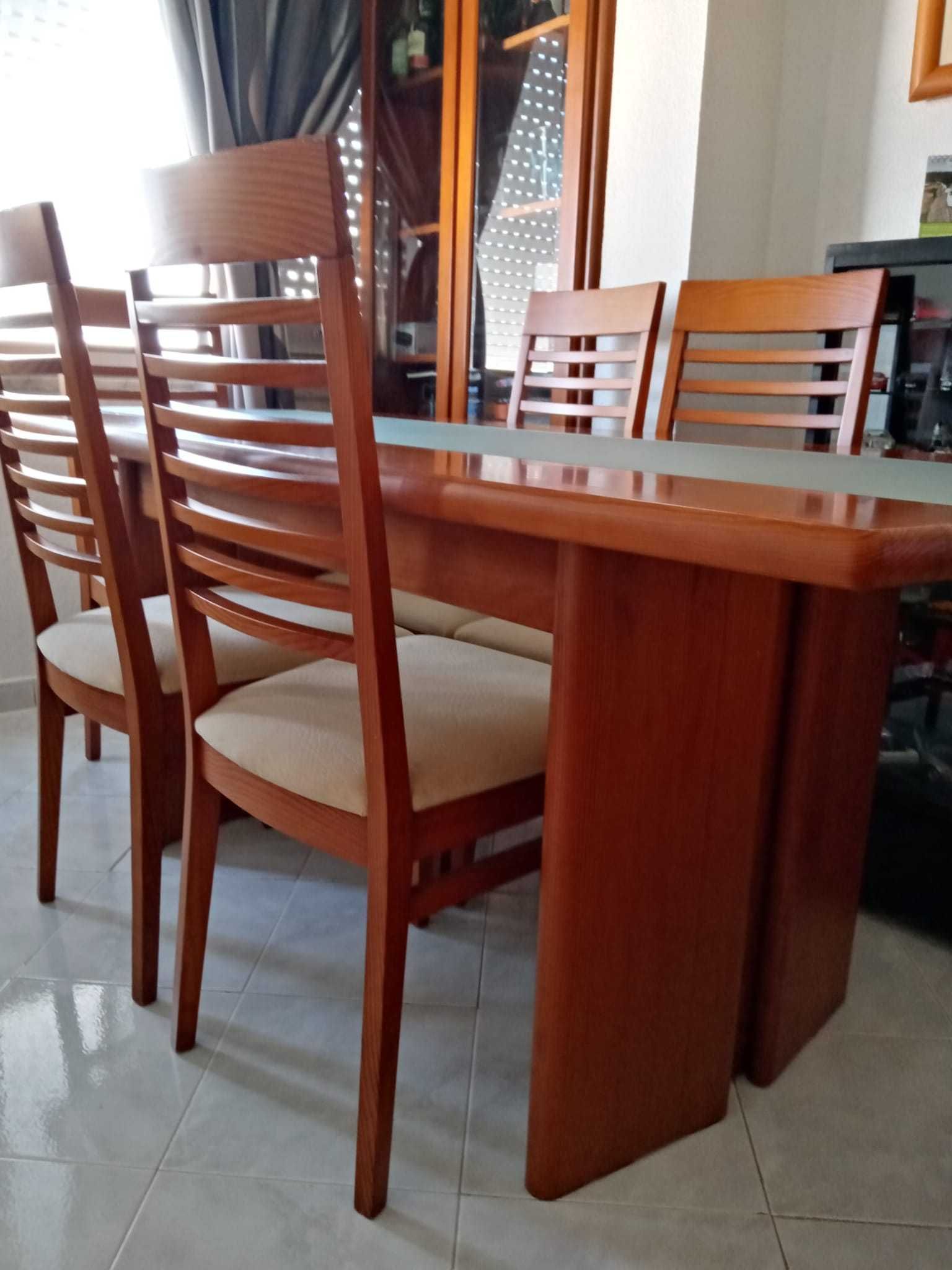 Recheio de sala, mesa grande com cadeiras incluídas