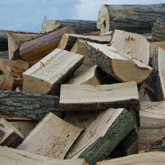 Pocięte na wymiar i połupane- sezonowane drewno kominkowe i opałowe.