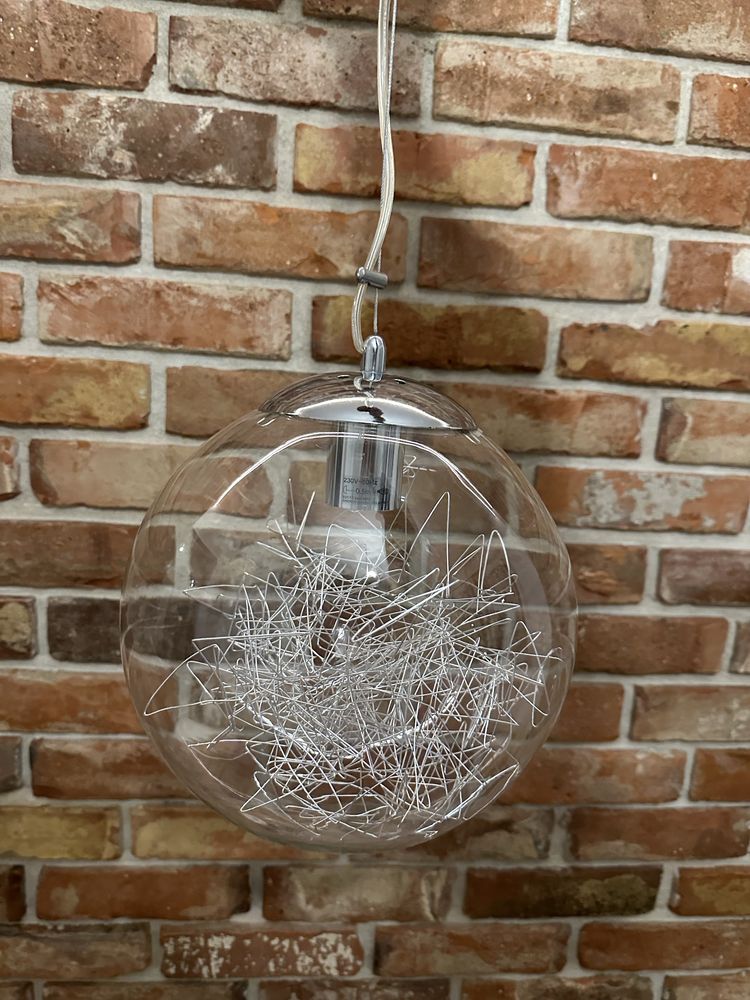 Lampa szklana z drutami