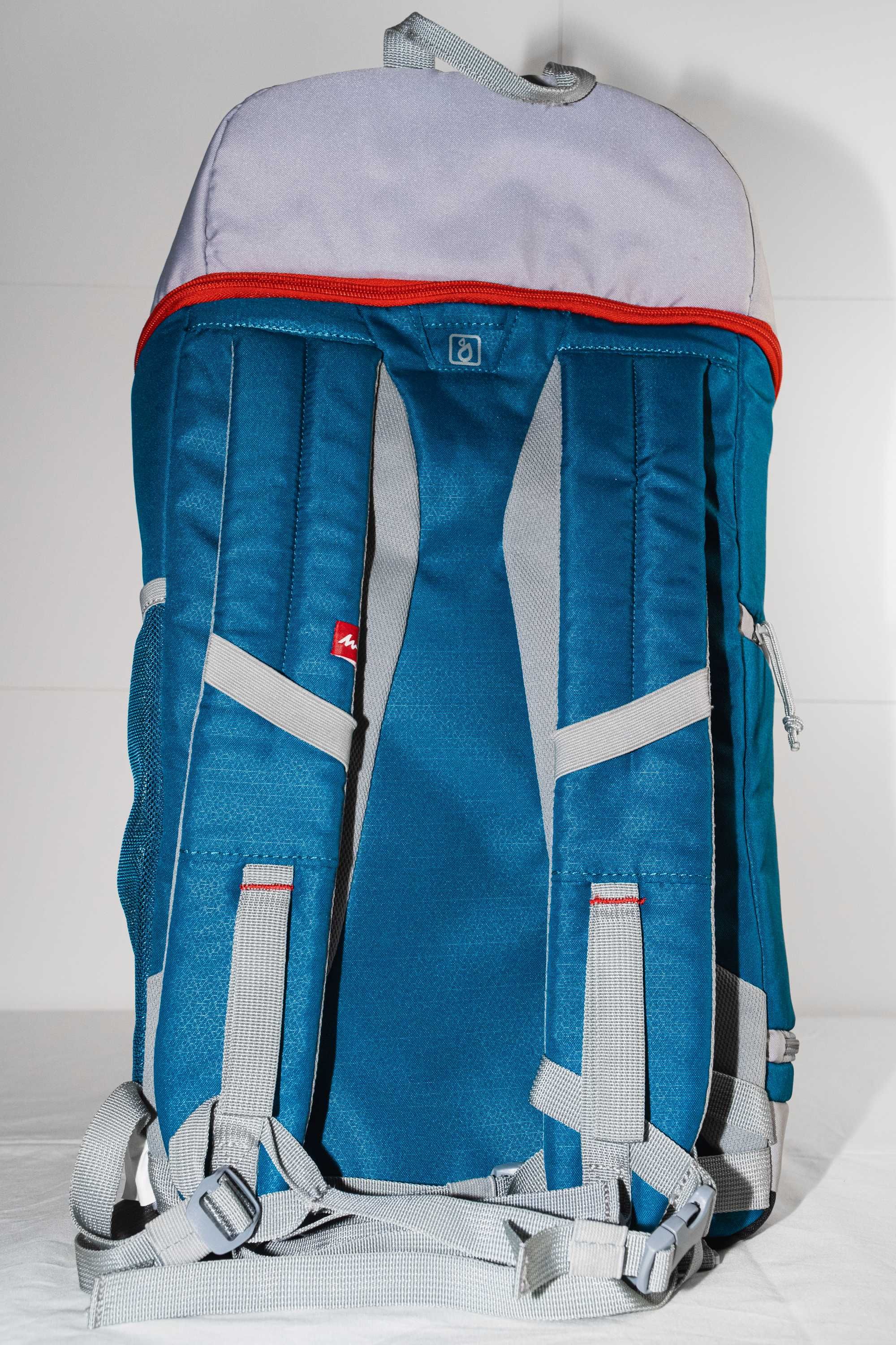 Mochila Isotérmica Quechua 30 L- Semi-nova
