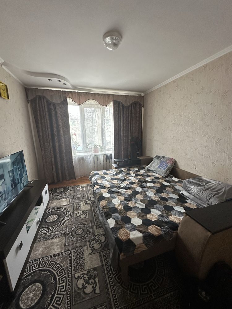 Продам 3-х кімнатну квартиру в центрі  м. Лозова
