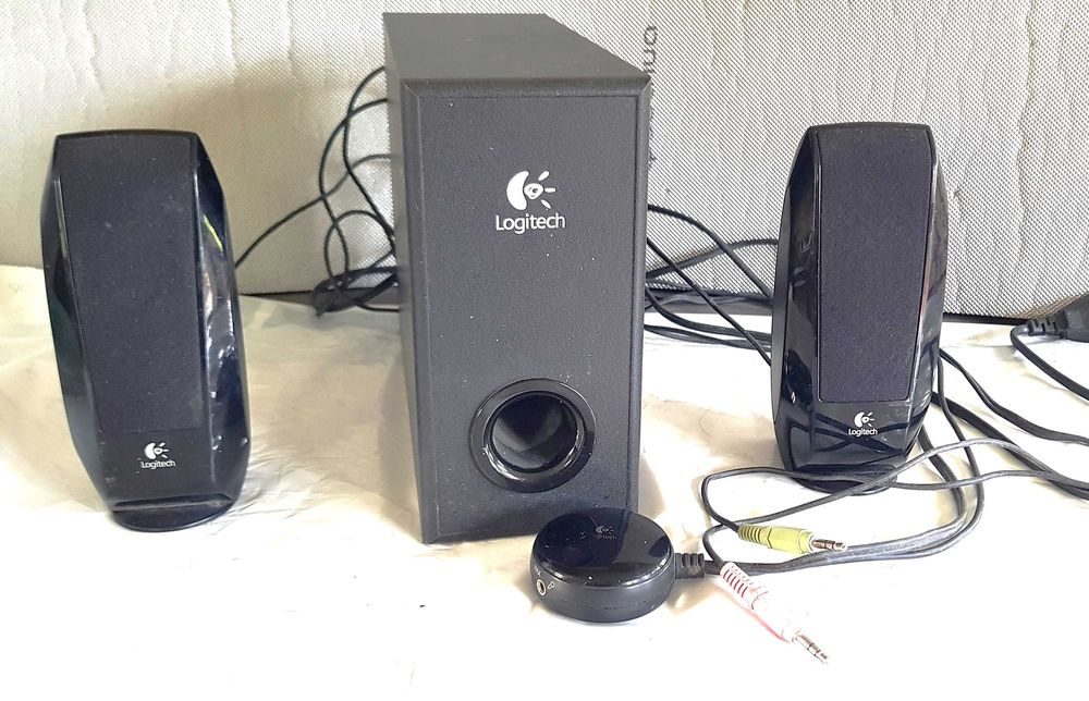 Głośniki Logitech  2 zestawy   Logitech S 220 i Logitech S 00108