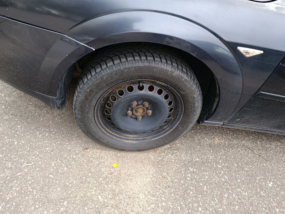 Zamienię 4 roczne nalewane opony R16 z felgami Ford Mondeo (250zl)