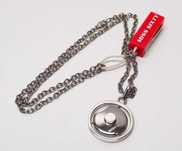 Colar com pendente da Miss Sixty