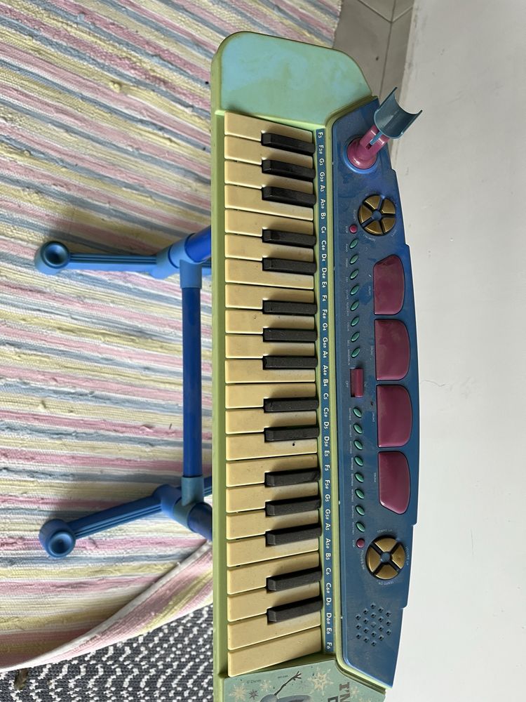 Andarilho com piano e outros brinquedos