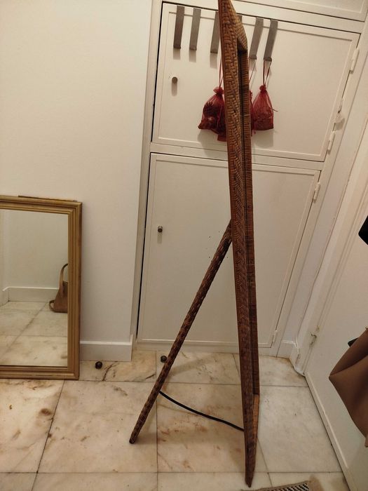 Espelho de pé, com moldura em verga