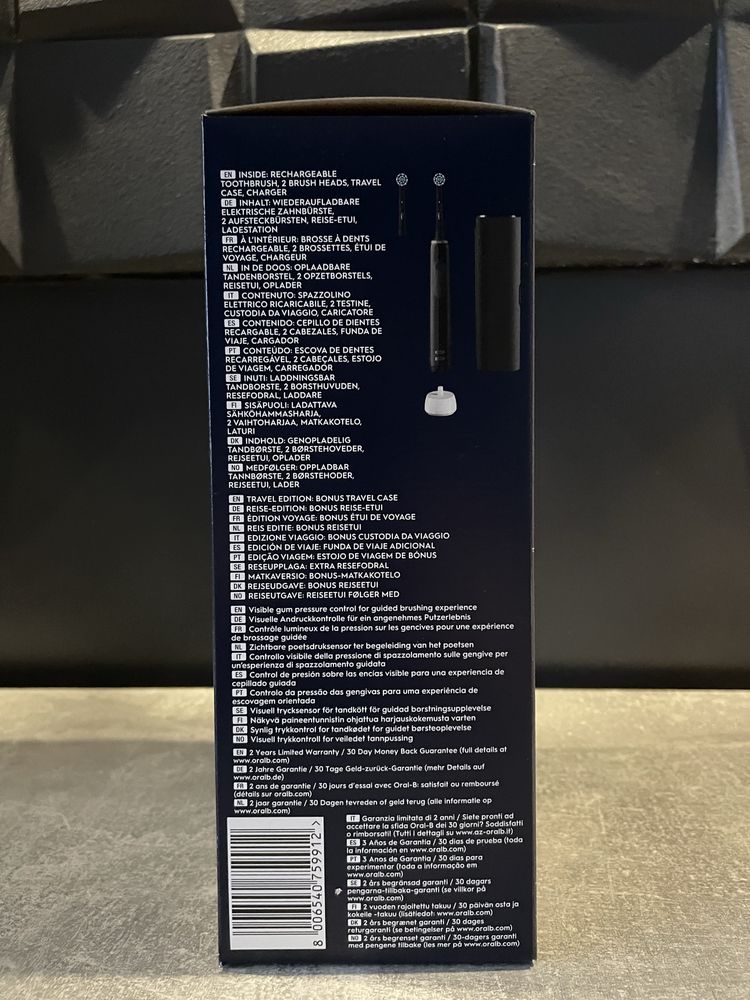 Електрична зубна щітка Braun Oral-B PRO3 3500 Black з футляром та 2 на