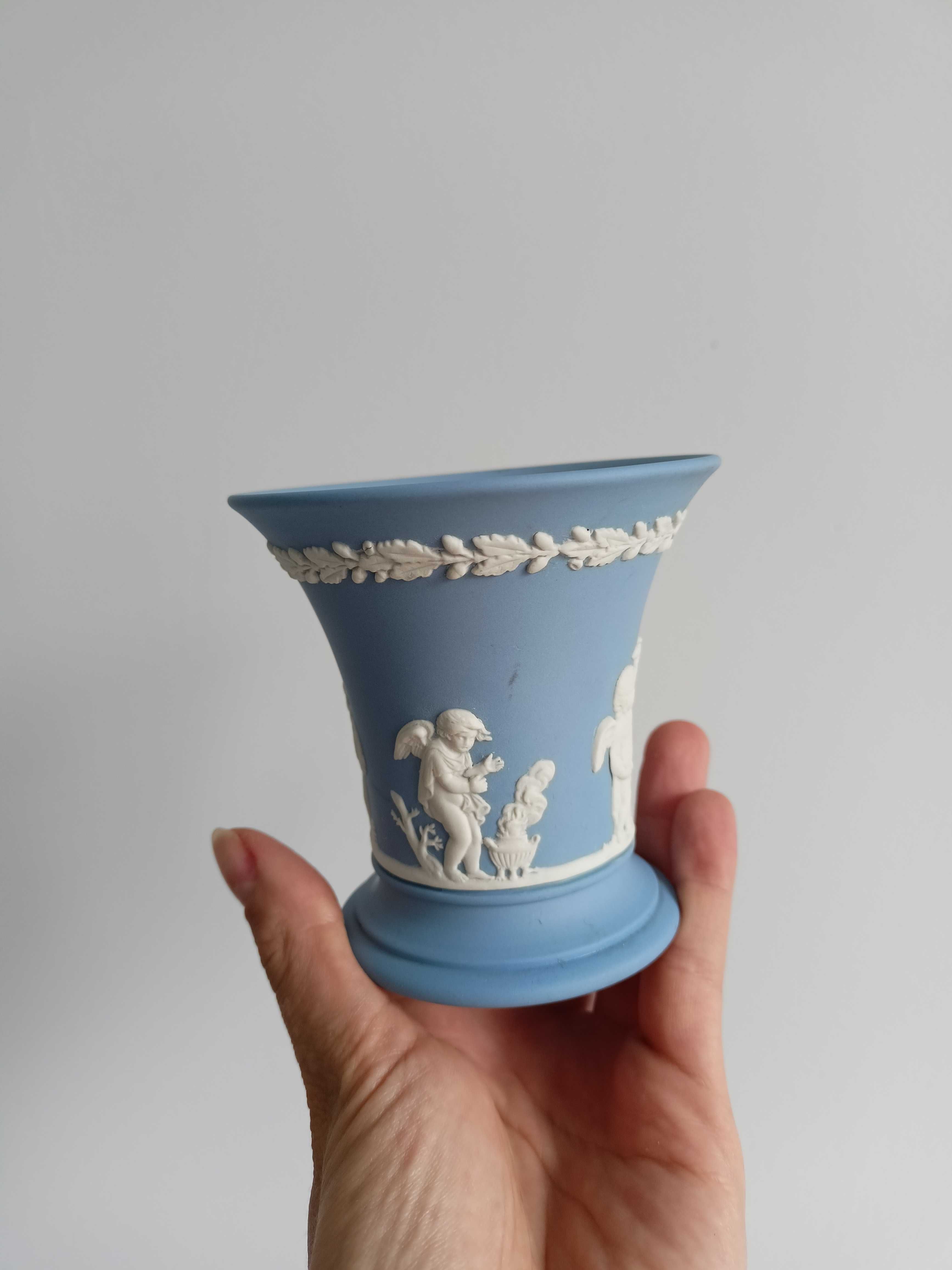 WEDGWOOD ANTIQUE BLUE JASPER  Zdobiony biskwitowy wazon