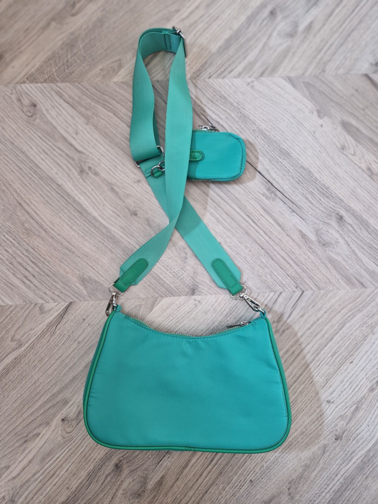 Zielona torebka z nylonu typu cross body Sinsay