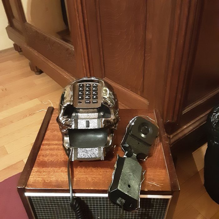 Офисный необычный телефон Череп