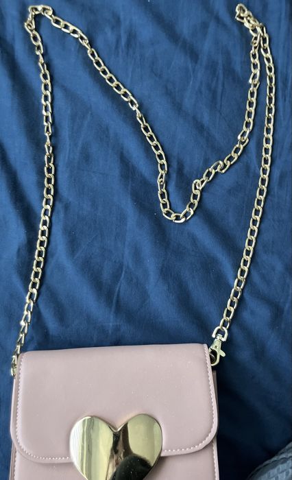 Elegancka, stylowa kopertówka w kolorze pudrowego różu z Mohito