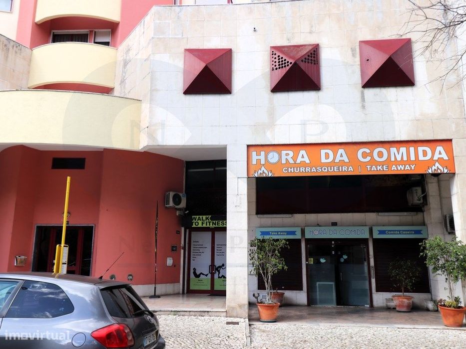 Churrasqueira equipada e pronta a funcionar.