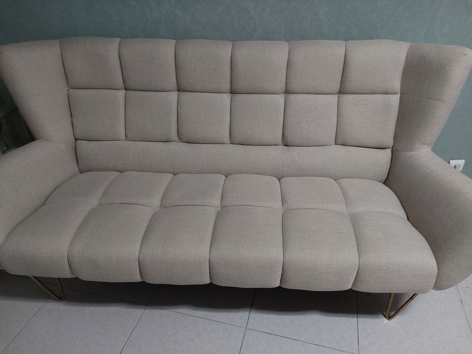 Lindíssimo sofá de três lugares como novo.