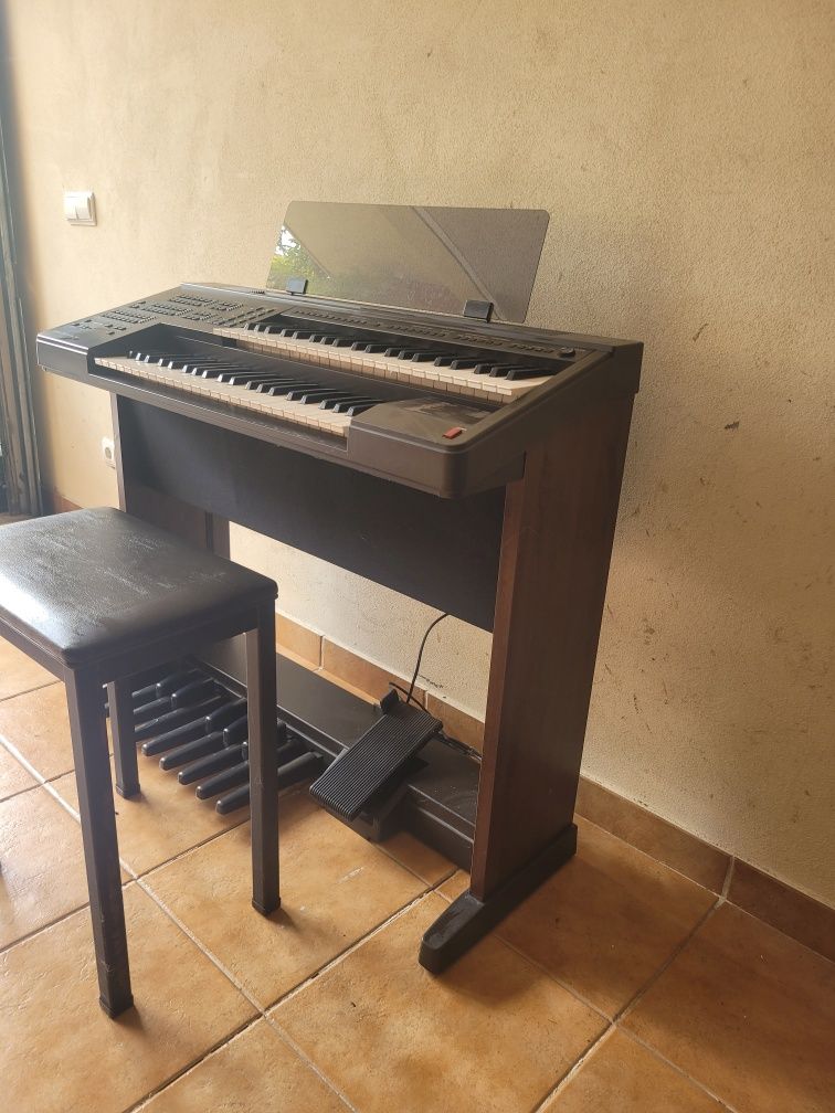 Órgão Yamaha com banco