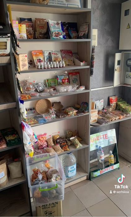 В продажі меблі.