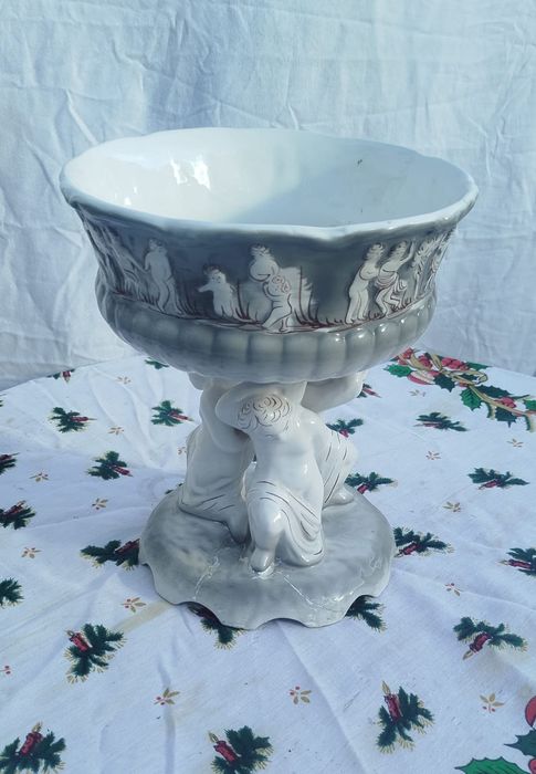 Taça decorativa em porcelana com relevo de querubins