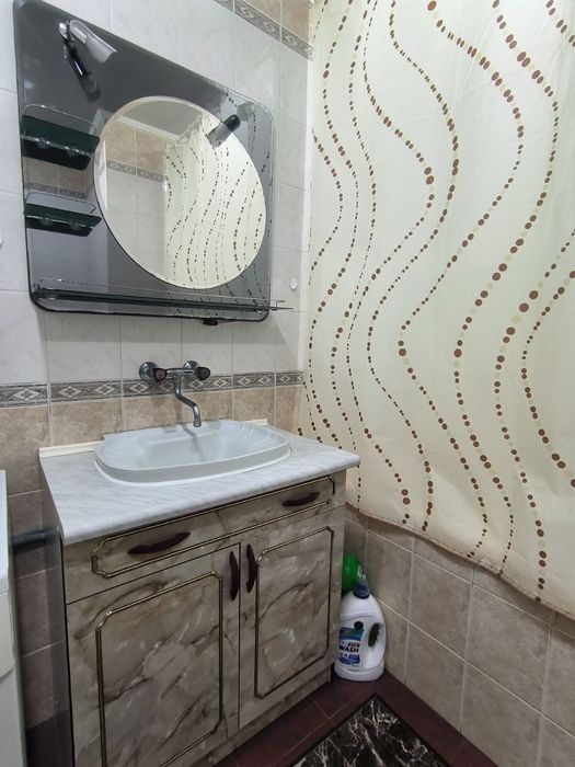 Тумба та дзеркало у ванну кімнату