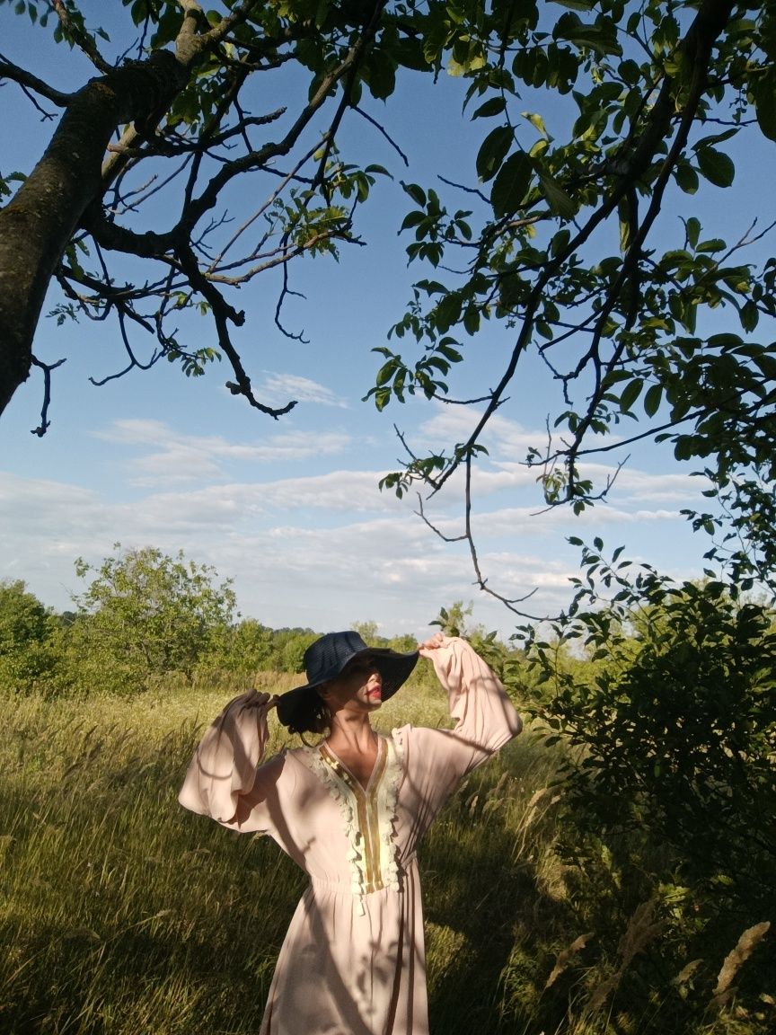 Платье нежно розовое