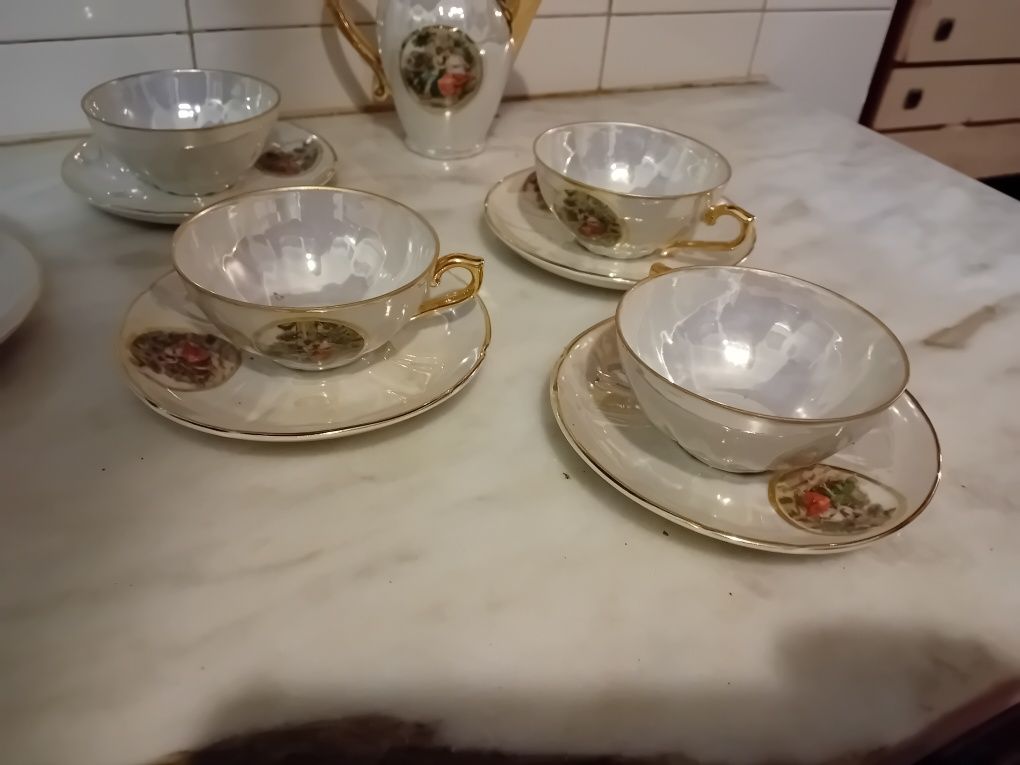 Conjunto de Chávenas e Leiteira em Porcelana CF Viana