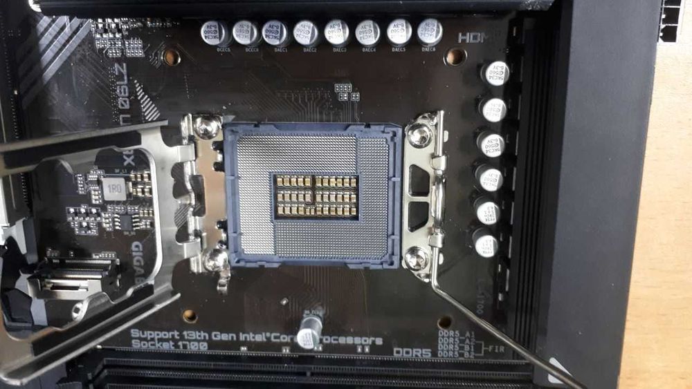 Материнська плата Gigabyte Z790 UD AX