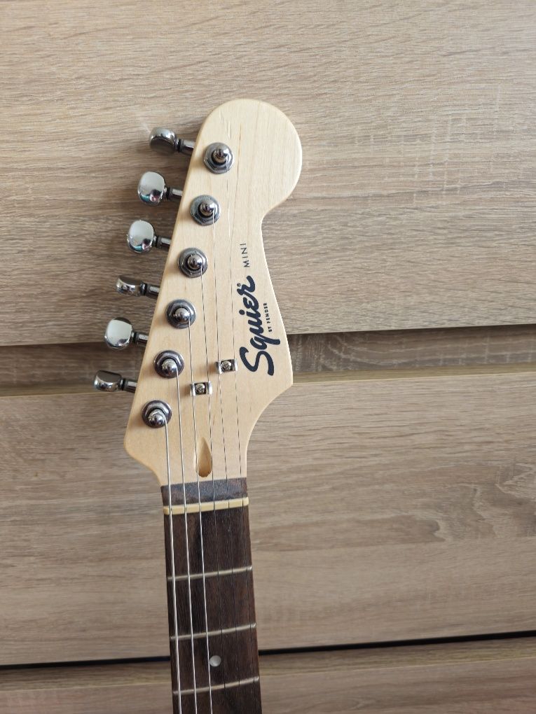 Gitara elektryczna Squier Mini Stratocaster IL DR wzmacniacz Harley