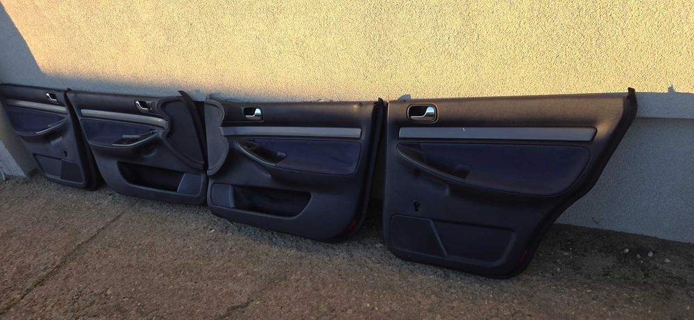 Boczki tapicerka drzwi Audi A4 B5 granatowe