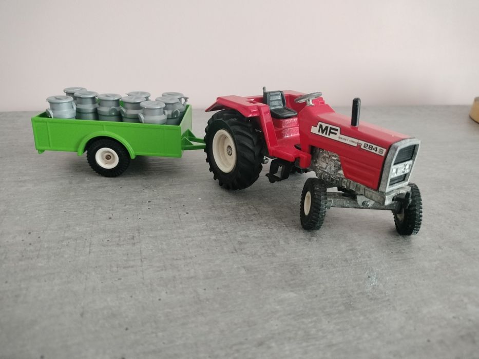 Traktor MF.z przyczepka i bankami na mleko od siku skala 1:32