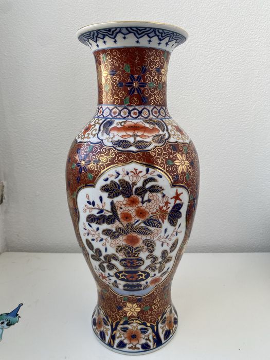 Vasos de cerâmica Imari, conhecidos pelas suas cores vibrantes.