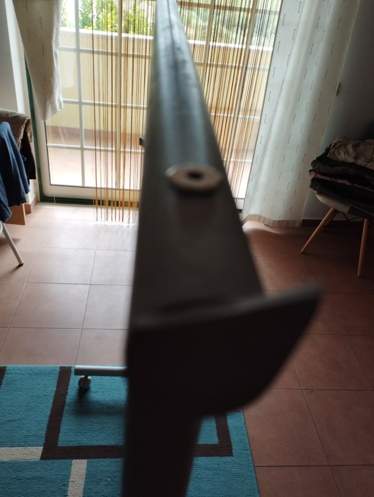 Suporte cabide em ferro com rodas