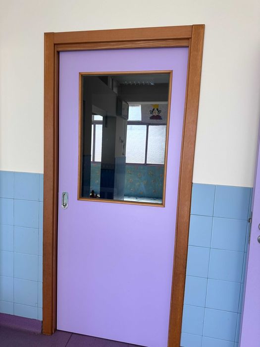 Portas verdes, azuis e lilazes.