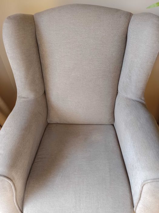 Poltrona bege com braços