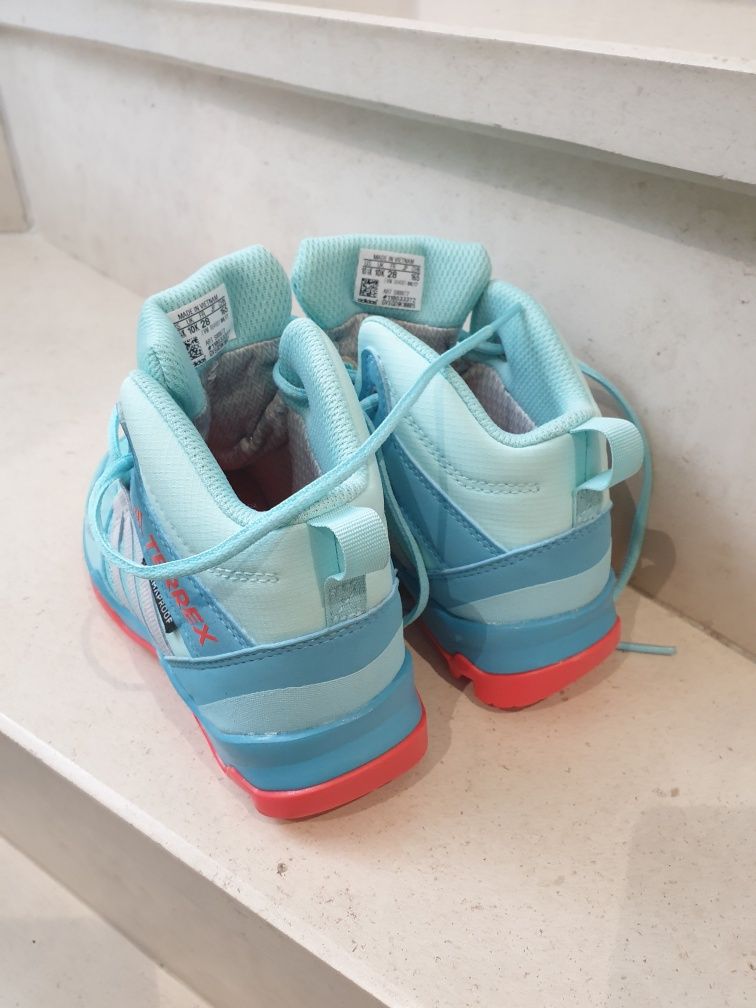 Botas/sapatilhas adidas n.28