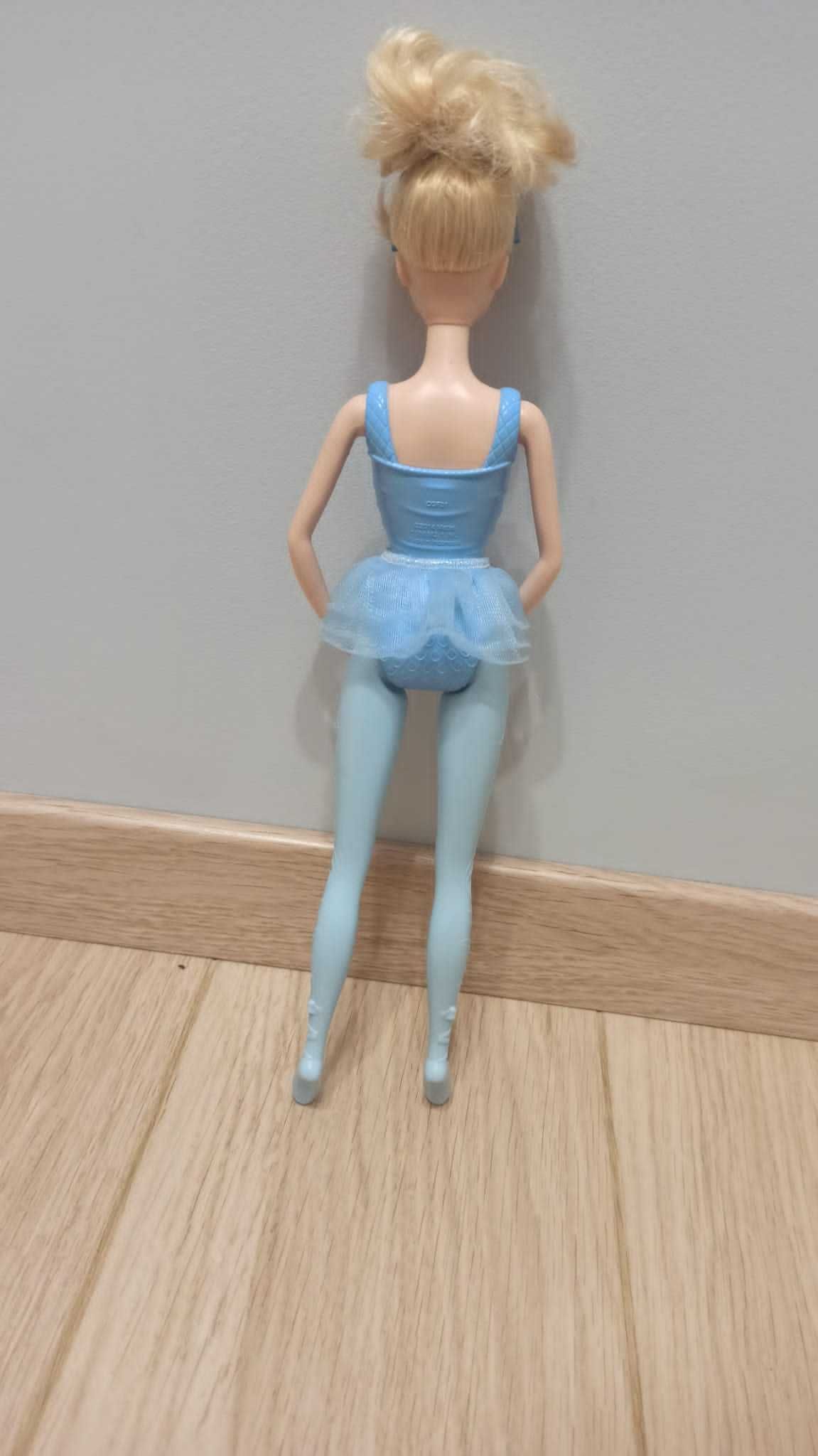 Lalka Barbie baletnica - nieźle wywija :)