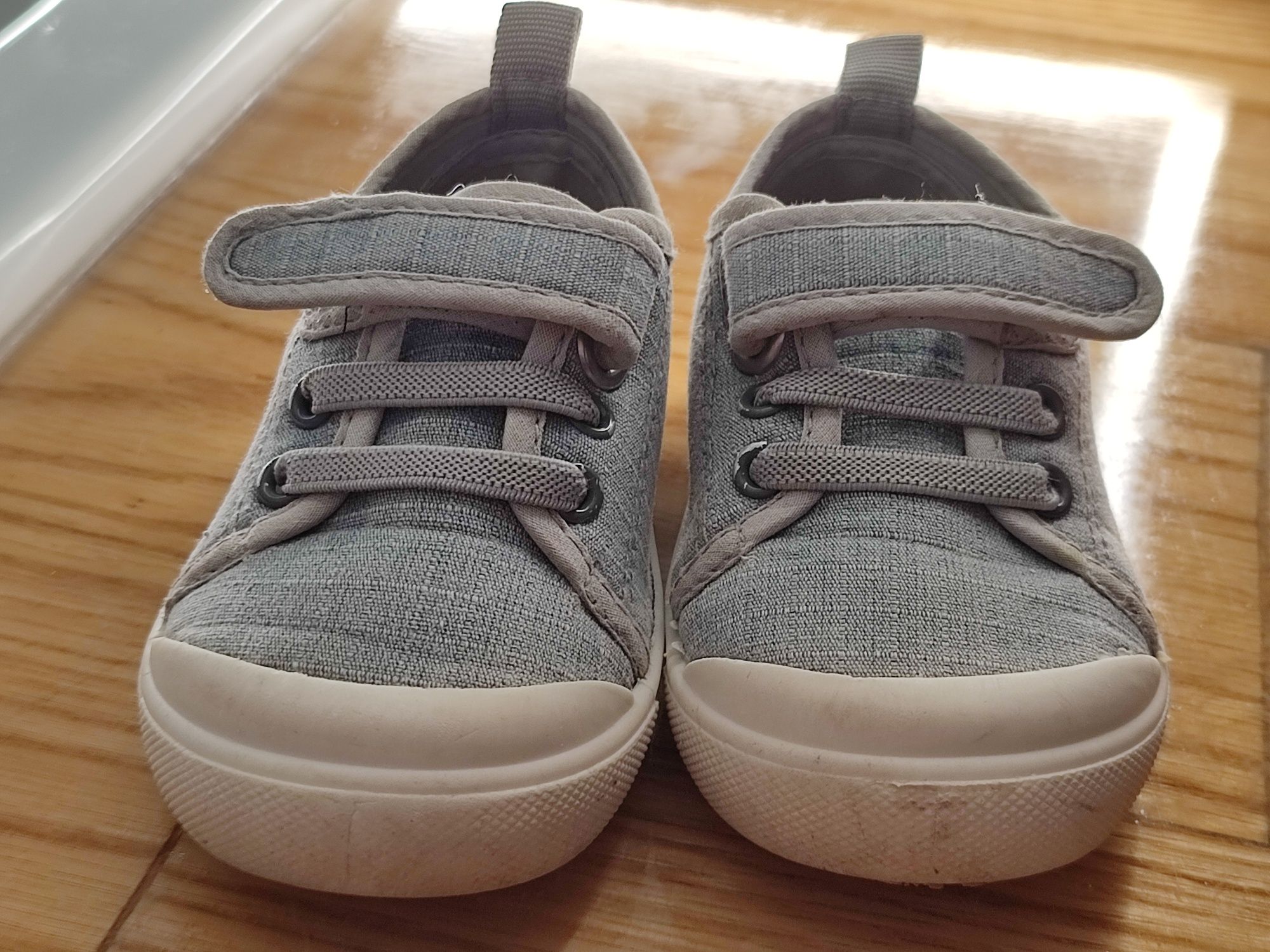 Взуття дитяче 21-22 кросівки