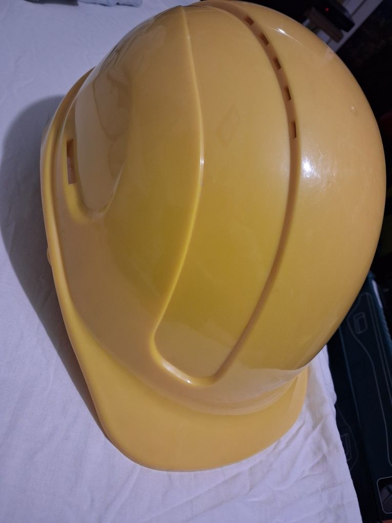 Kask budowlany z regulacją. Kolor żółty!