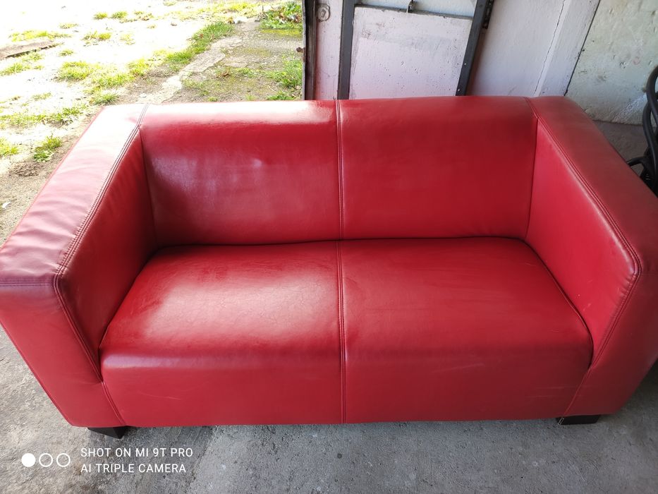 2-osobowa czerwona skórzana sofa
