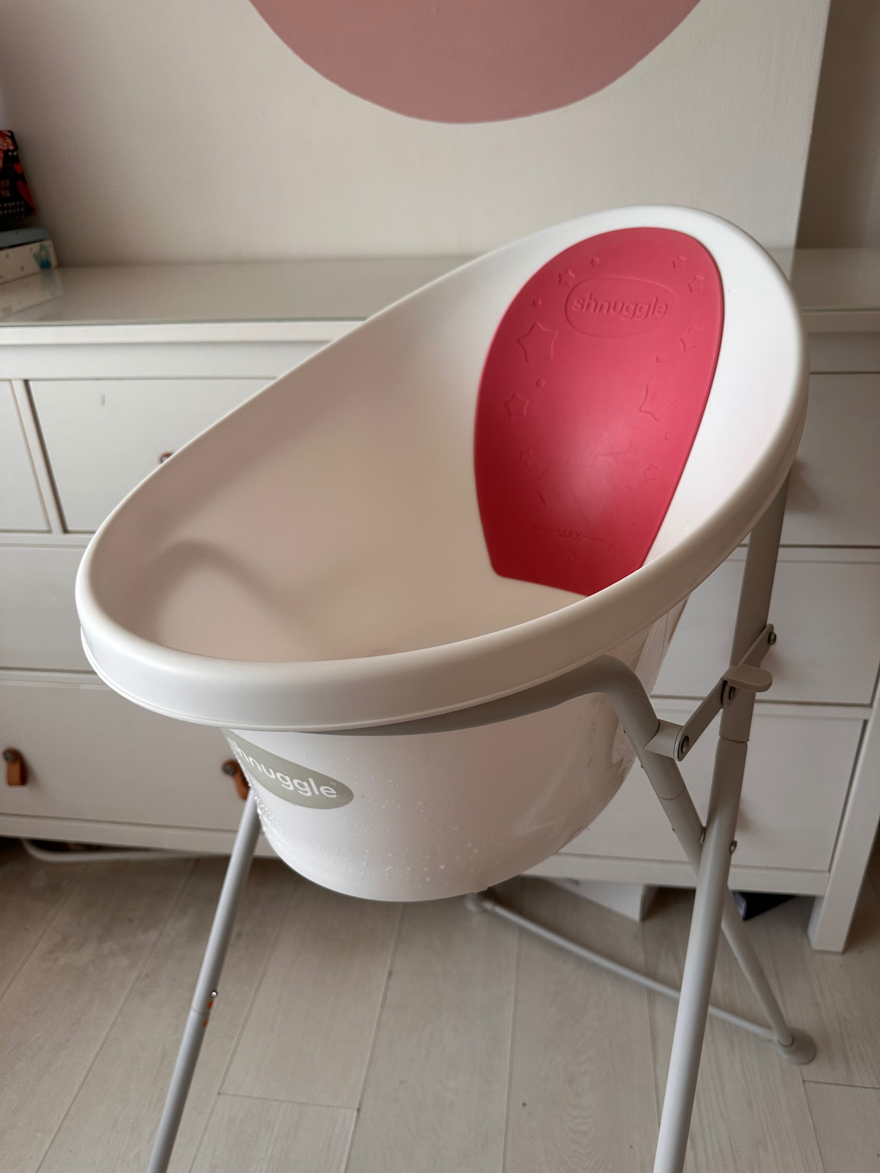 Shnuggle – Conjunto Banheira Ergonómica – Rosa Estrelas+Suporte