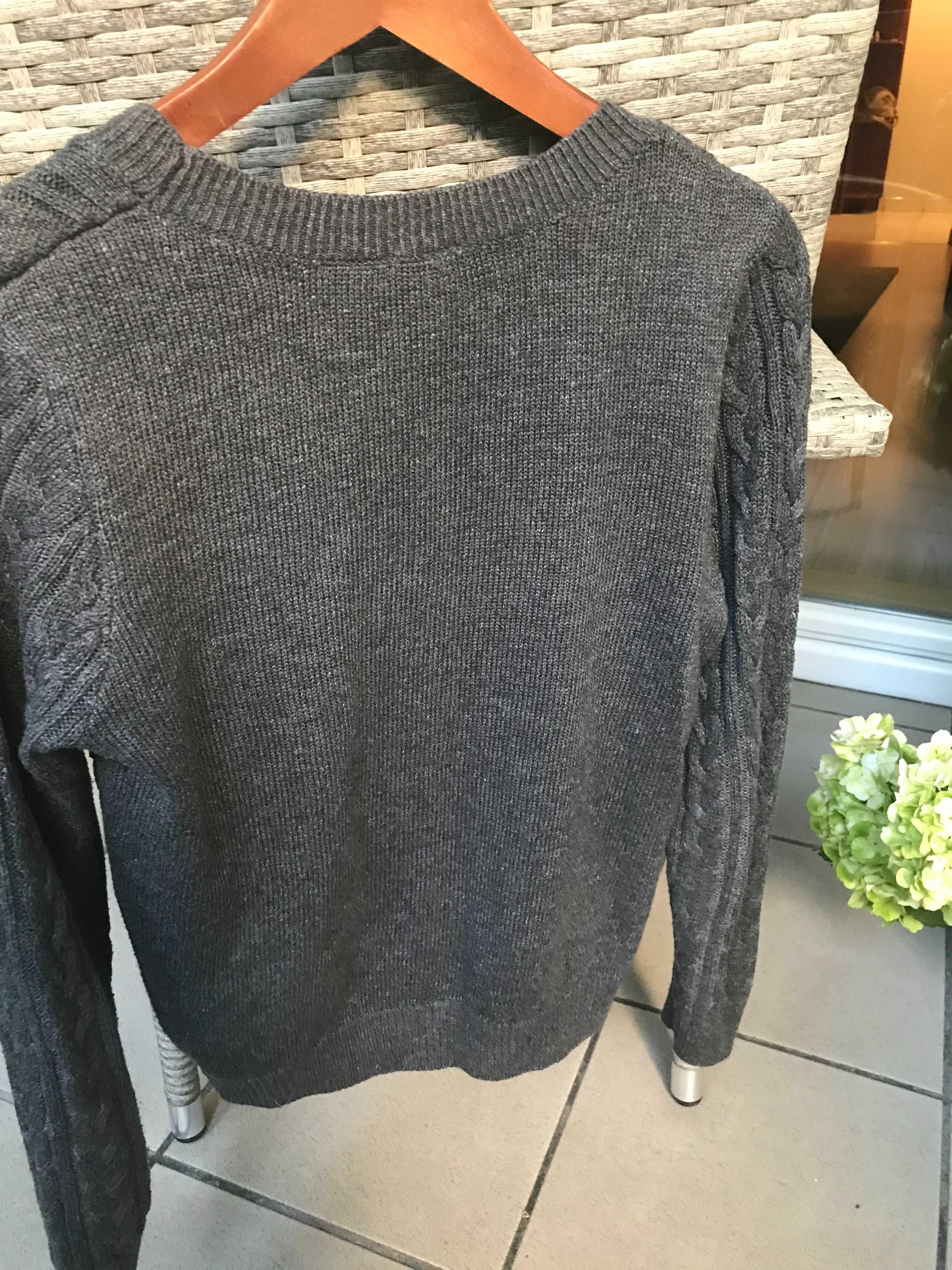 Grafitowy sweter o warkoczowym splocie