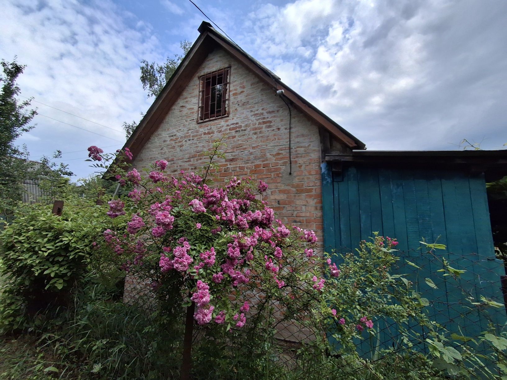 Продаж затишної дачі в місті.