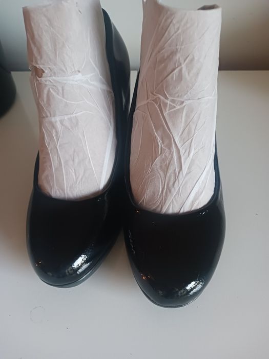 Sapatos pretos tacão medio também 35