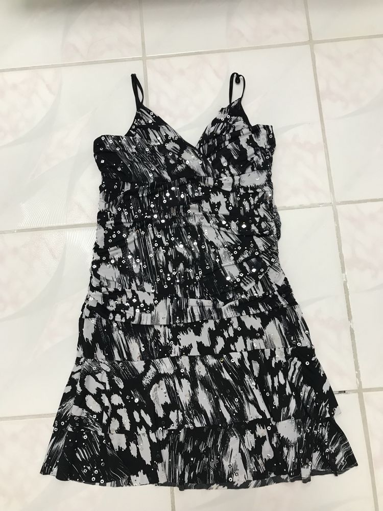 Sukienka na ramiączkach czarno biała z cekinami